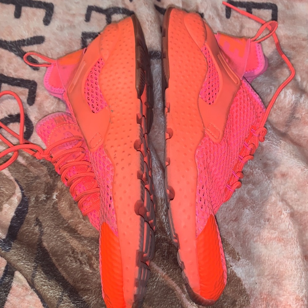 NIKE Air Huarache ladies size 71/2 Orange on orange